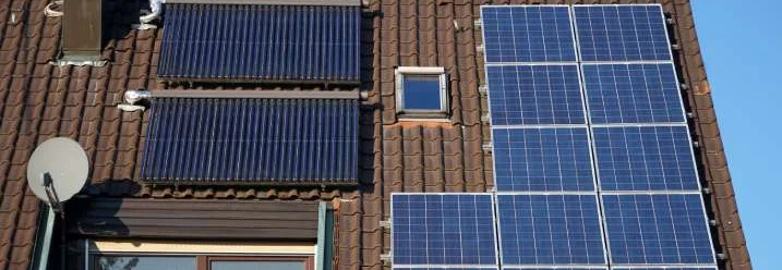 Solaranlage und Solarthermieanlage auf einem Ziegeldach.